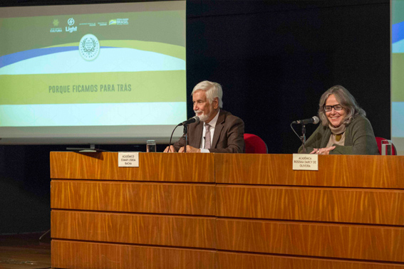 A conferência "Porque Ficamos Para Trás"