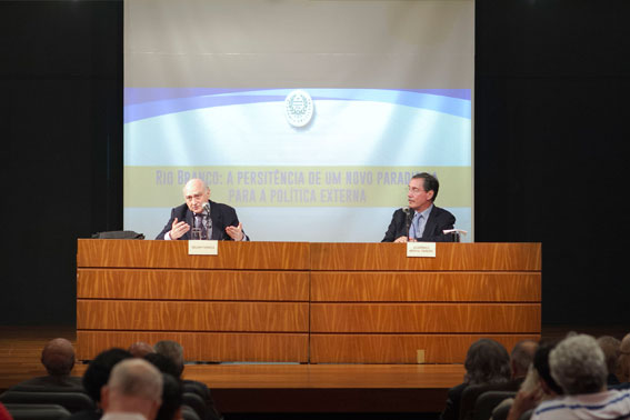 O conferencista Gelson Fonseca à esquerda e o Acadêmico Merval Pereira